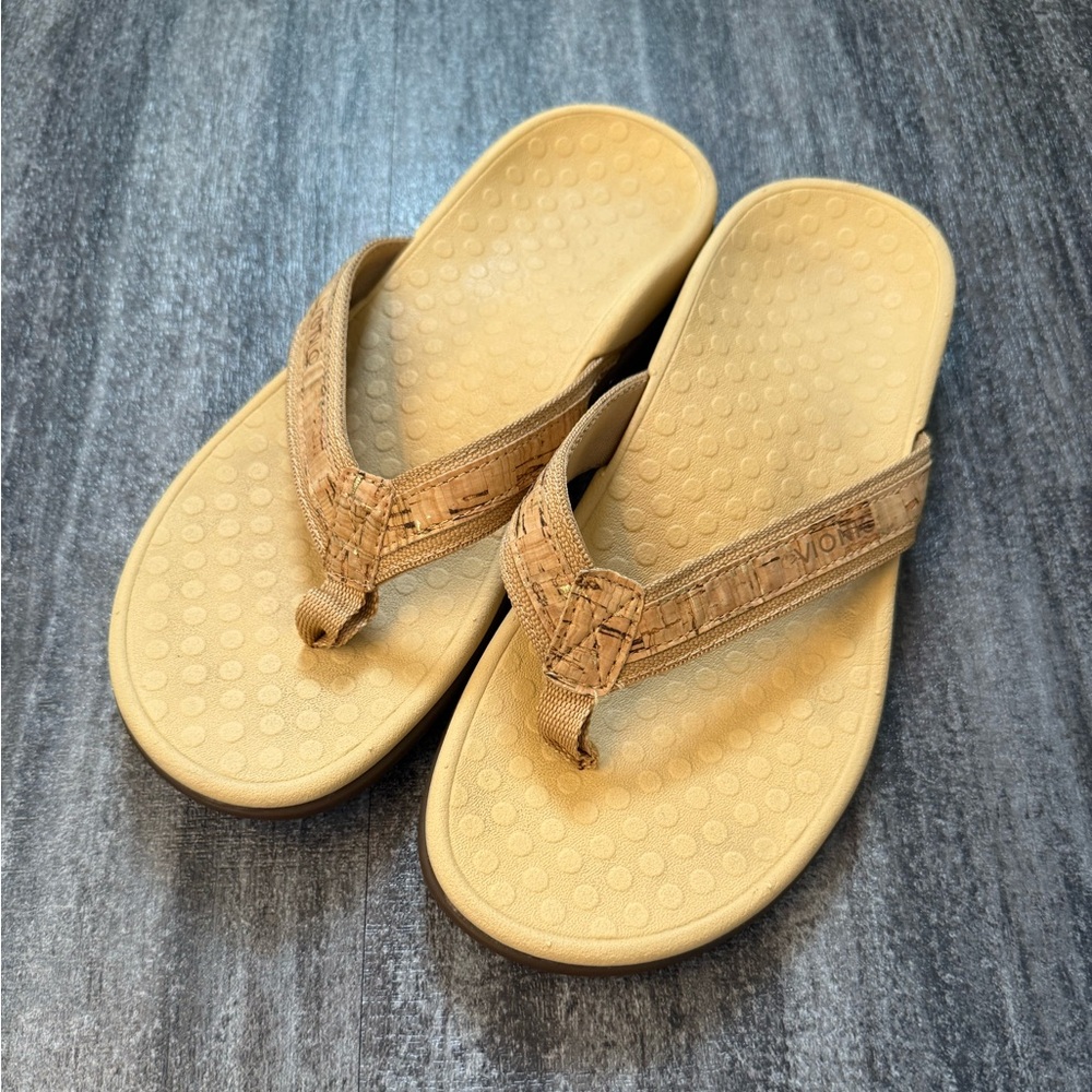 Vionic tan flip flop sandals